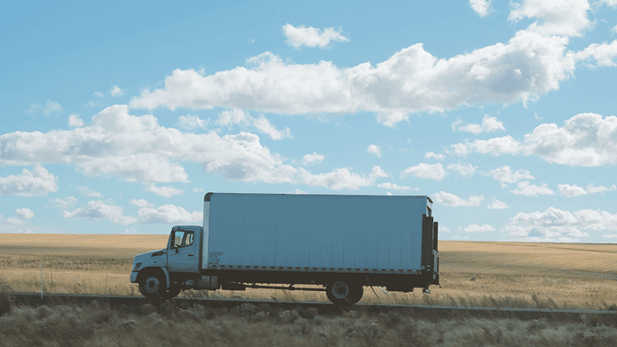 Straight-truck-with-liftgate